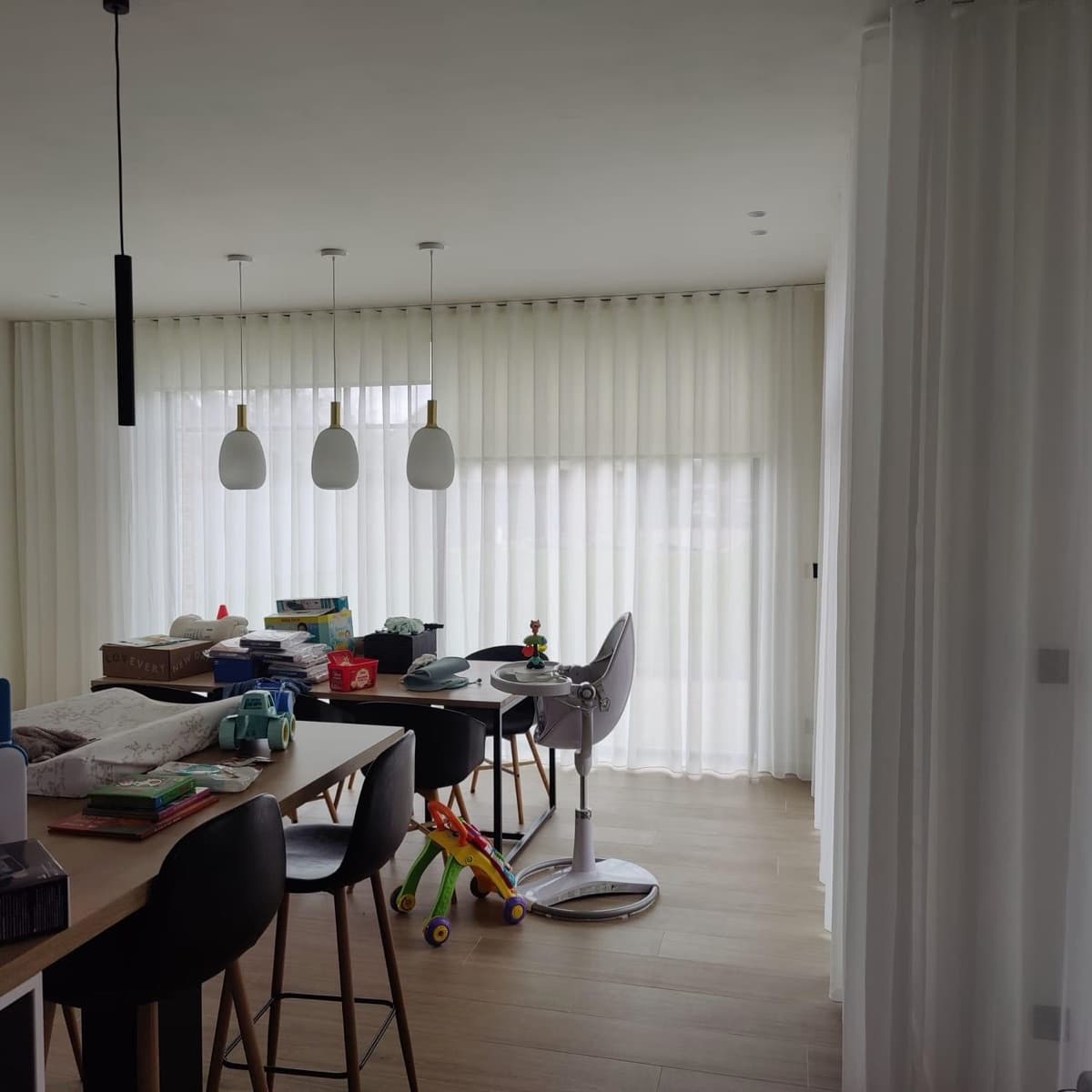 Elegante vitrage gordijnen in een moderne woonkamer