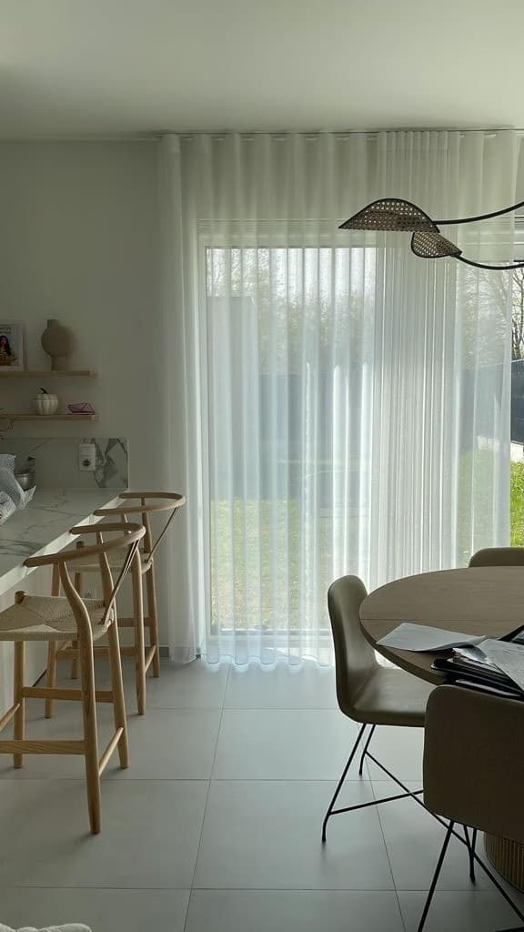 Lichtdoorlatende vitrage die een warme ambiance creëert