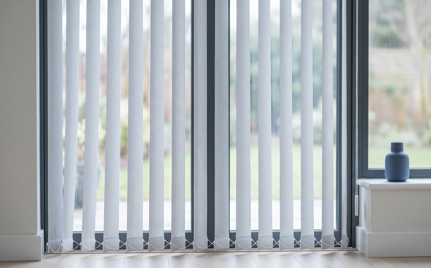 Verticale stoffen lamellen op maat voor grote ramen - Sin-tex gordijnen en raamdecoratie Limburg