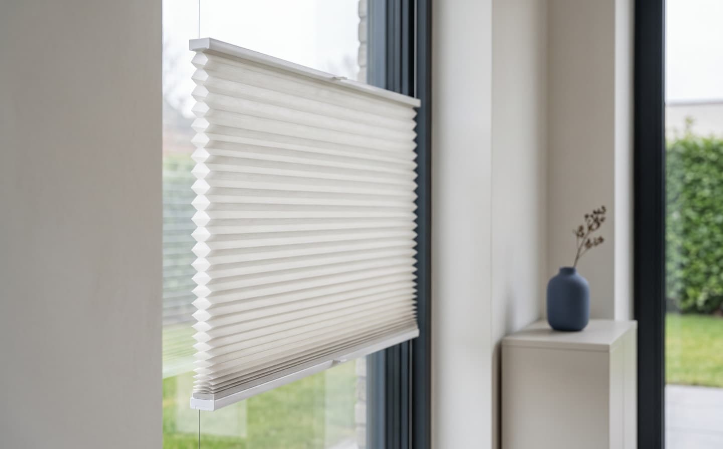 Witte plisségordijnen op maat voor een raam - Sin-tex gordijnen en raamdecoratie Limburg