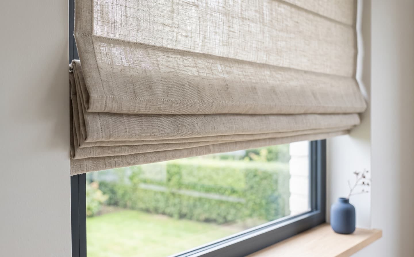 Linnen vouwgordijn op maat in een woonkamer - Sin-tex gordijnen en raamdecoratie Limburg