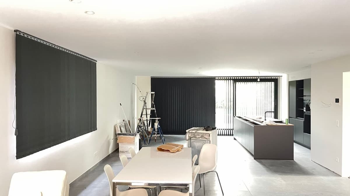 Donkere verticale lamellen in een open keuken met eethoek - Sin-tex gordijnen en raamdecoratie, Heusden-Zolder
