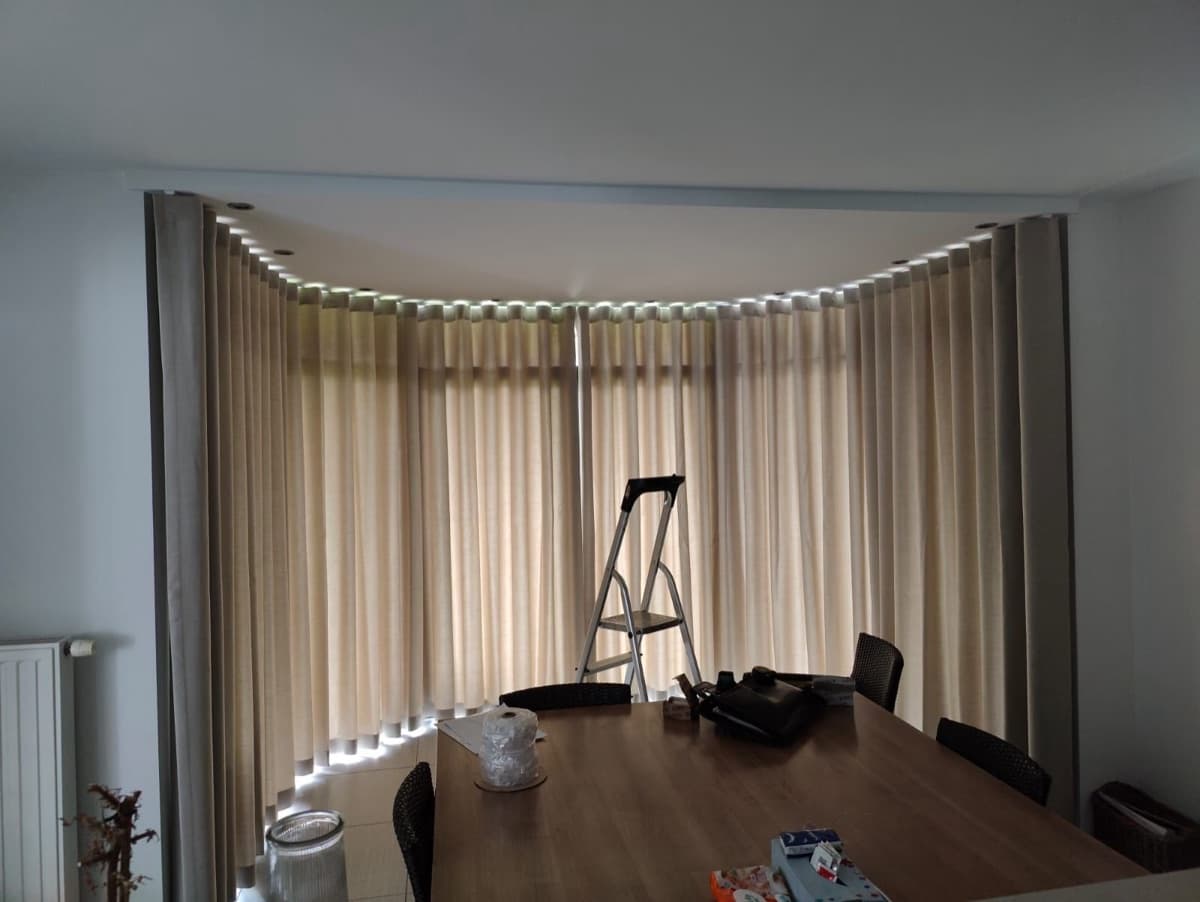 Beige overgordijnen in een erker, net geplaatst - Sin-tex gordijnen en raamdecoratie, Heusden-Zolder