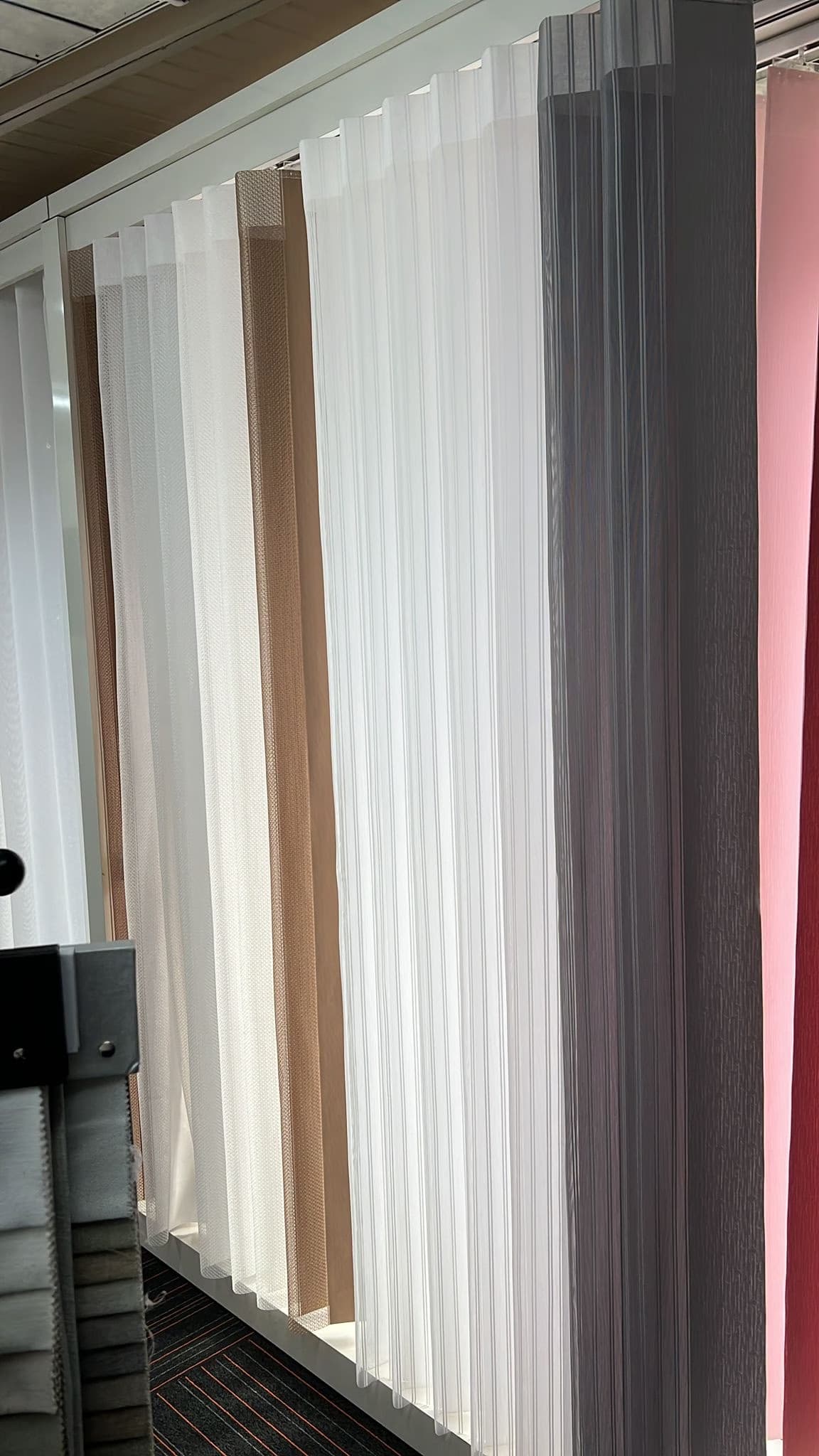 Stalen van vitrage en lamellen in de showroom van Sin-tex - Sin-tex gordijnen en raamdecoratie, Heusden-Zolder