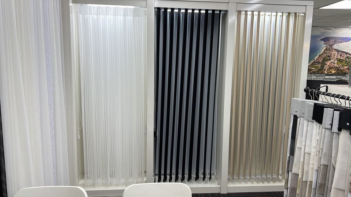 Verticale lamellen in wit, zwart en beige in de showroom van Sin-tex - Sin-tex gordijnen en raamdecoratie, Heusden-Zolder