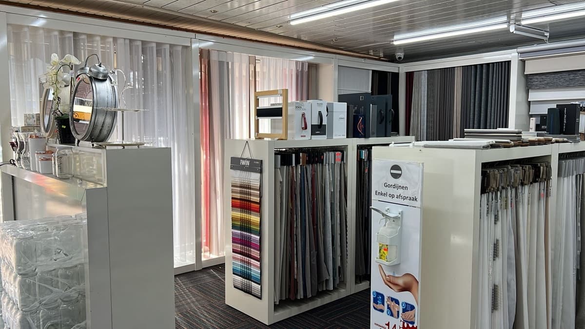 De showroom van Sin-tex met stoffenstalen en staalboeken - Sin-tex gordijnen en raamdecoratie, Heusden-Zolder