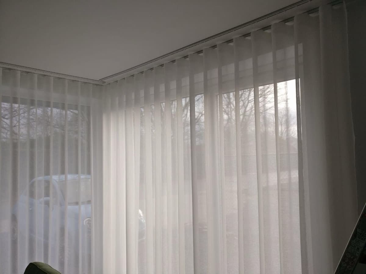 Witte vitrage voor een hoekraam - Sin-tex gordijnen en raamdecoratie, Heusden-Zolder