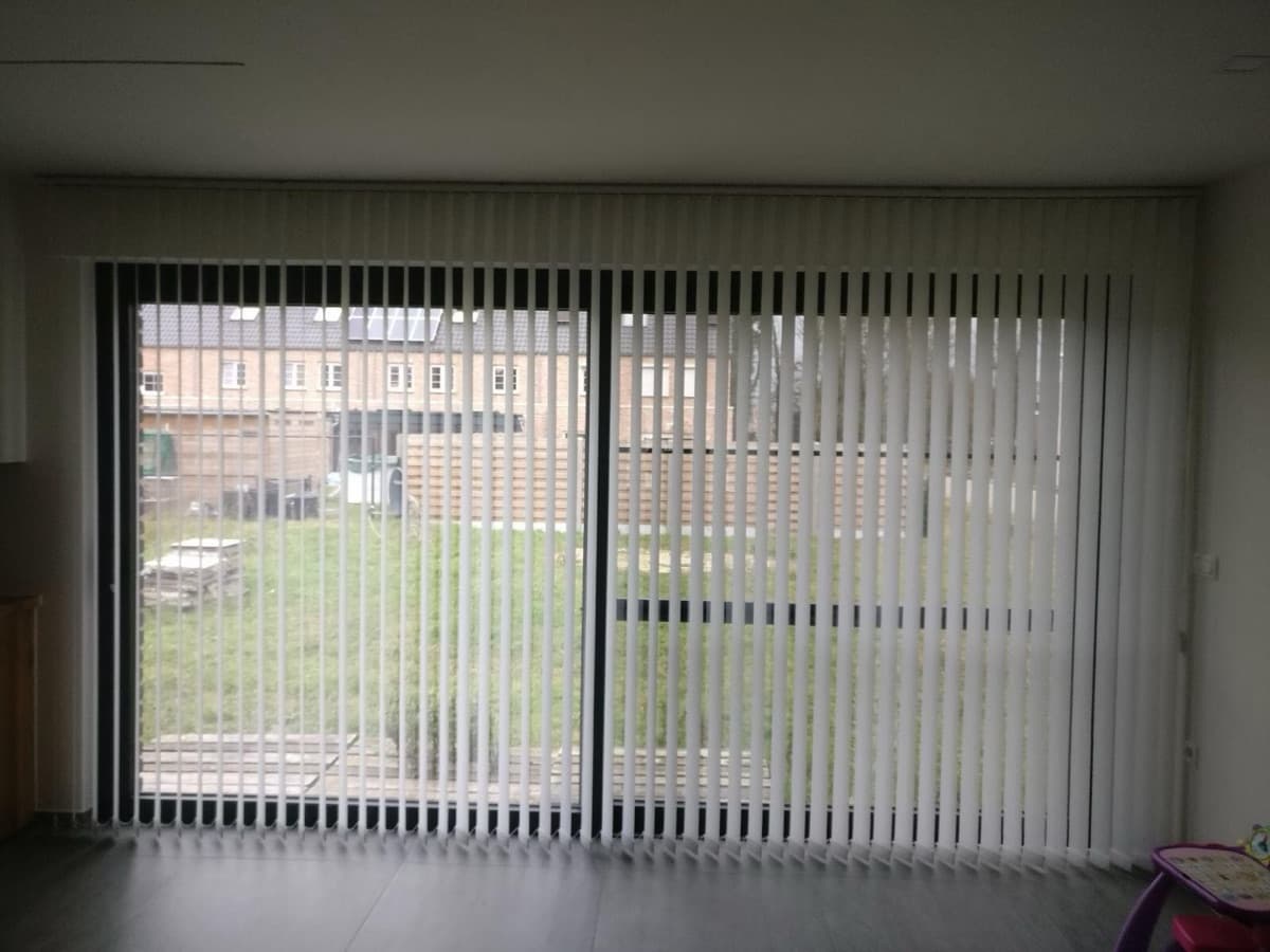 Witte verticale lamellen voor een schuifraam - Sin-tex gordijnen en raamdecoratie, Heusden-Zolder
