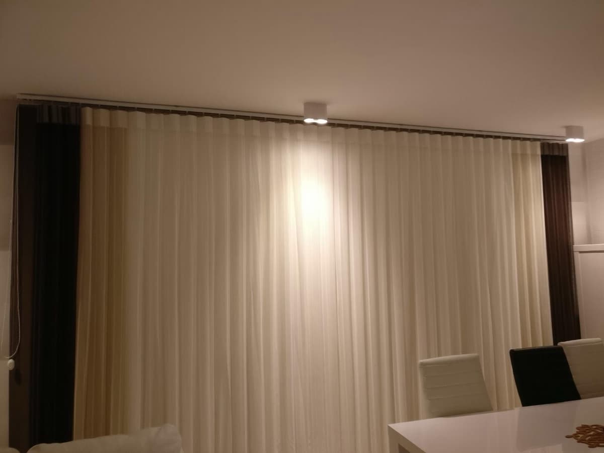 Crèmekleurige vitrage van muur tot muur in een eetkamer - Sin-tex gordijnen en raamdecoratie, Heusden-Zolder