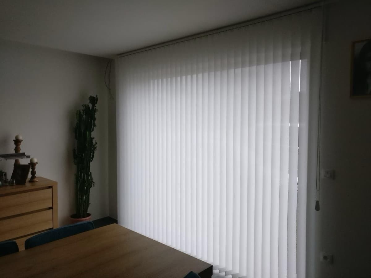 Witte verticale lamellen voor een groot raam in de eetkamer - Sin-tex gordijnen en raamdecoratie, Heusden-Zolder