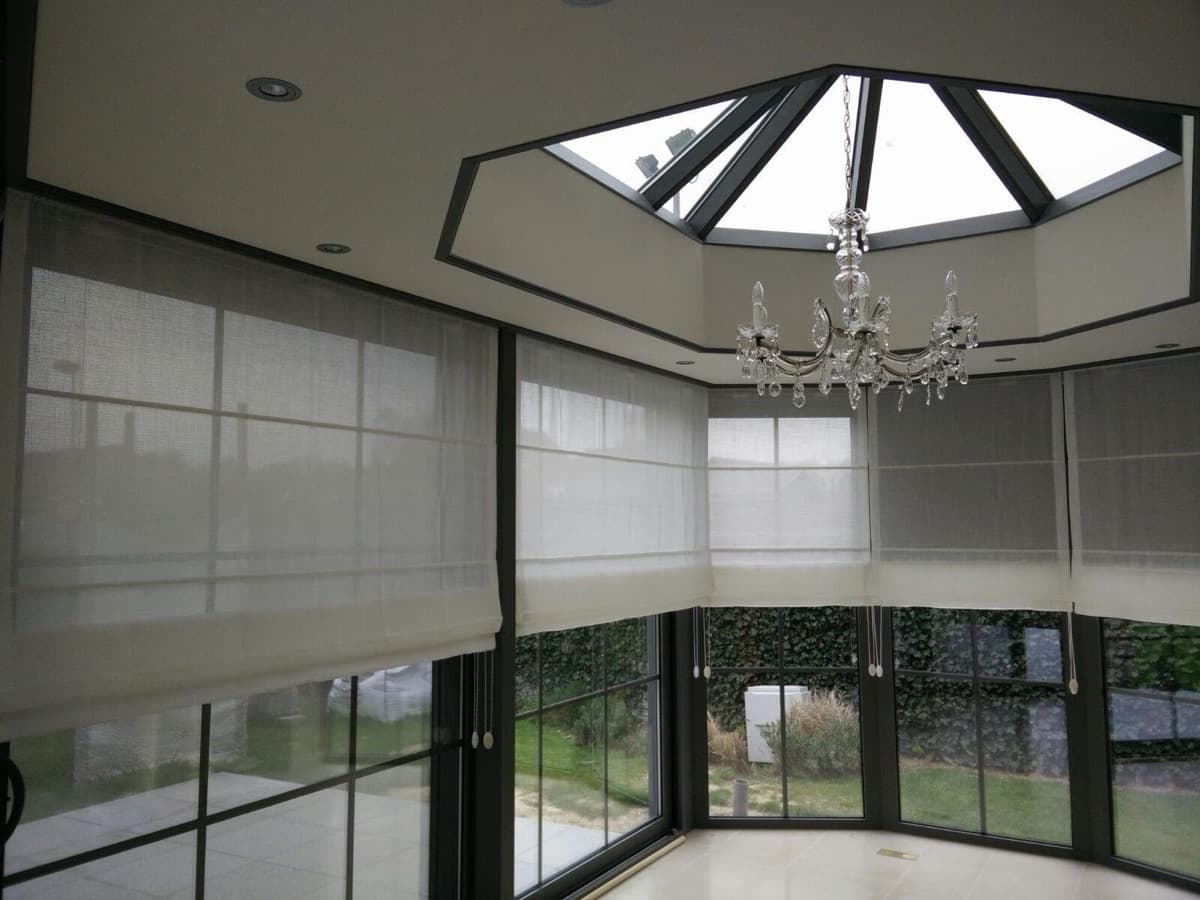 Witte vouwgordijnen in een veranda met lantaarndak - Sin-tex gordijnen en raamdecoratie, Heusden-Zolder