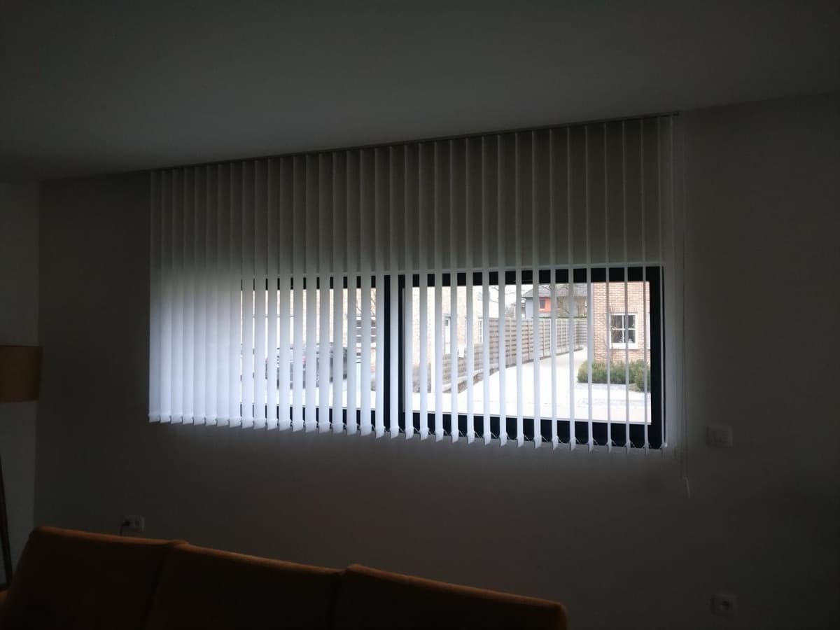 Witte verticale lamellen voor een breed raam - Sin-tex gordijnen en raamdecoratie, Heusden-Zolder