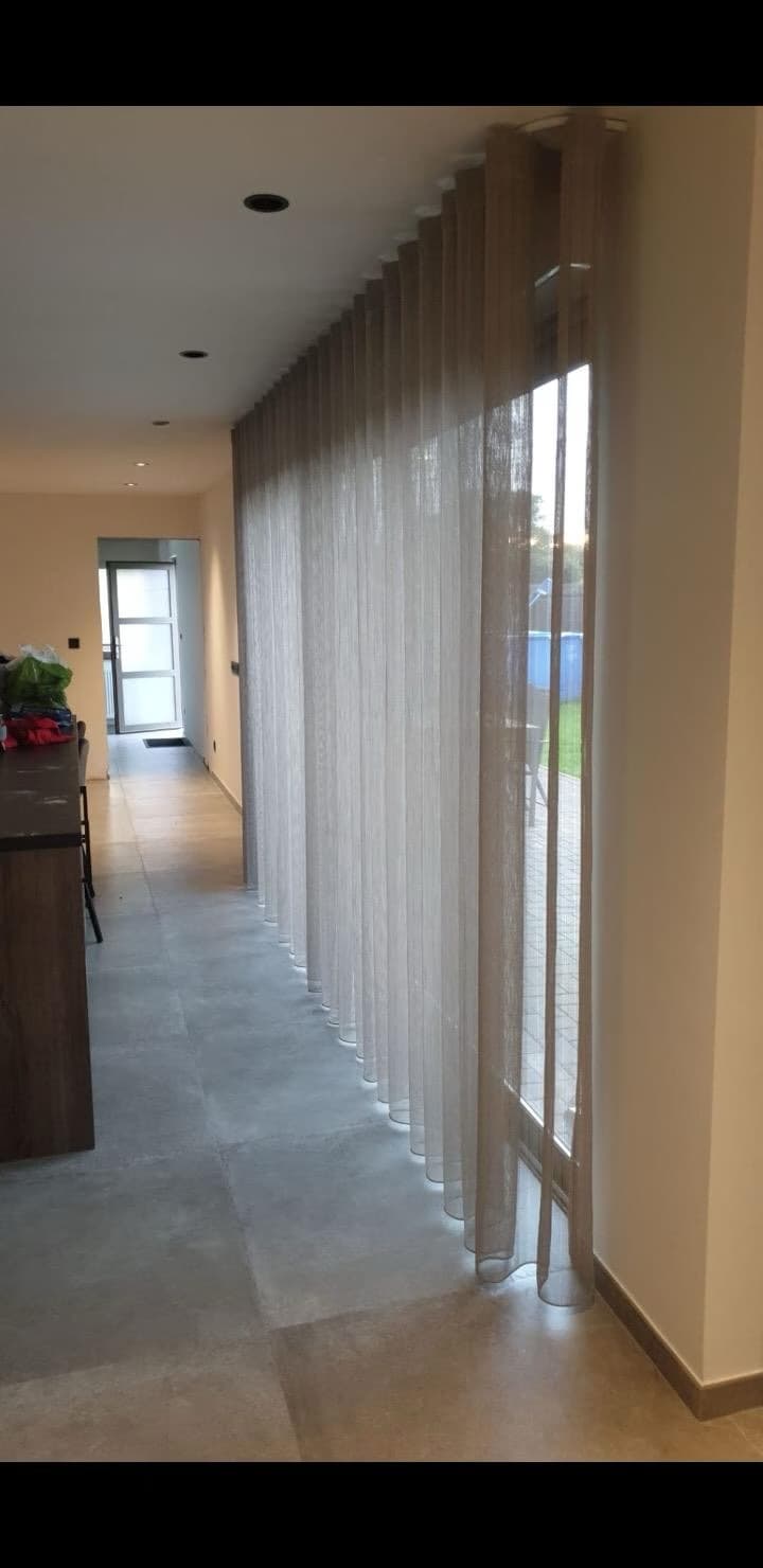 Lichtdoorlatende gordijnen langs de hoge ramen van een gang - Sin-tex gordijnen en raamdecoratie, Heusden-Zolder