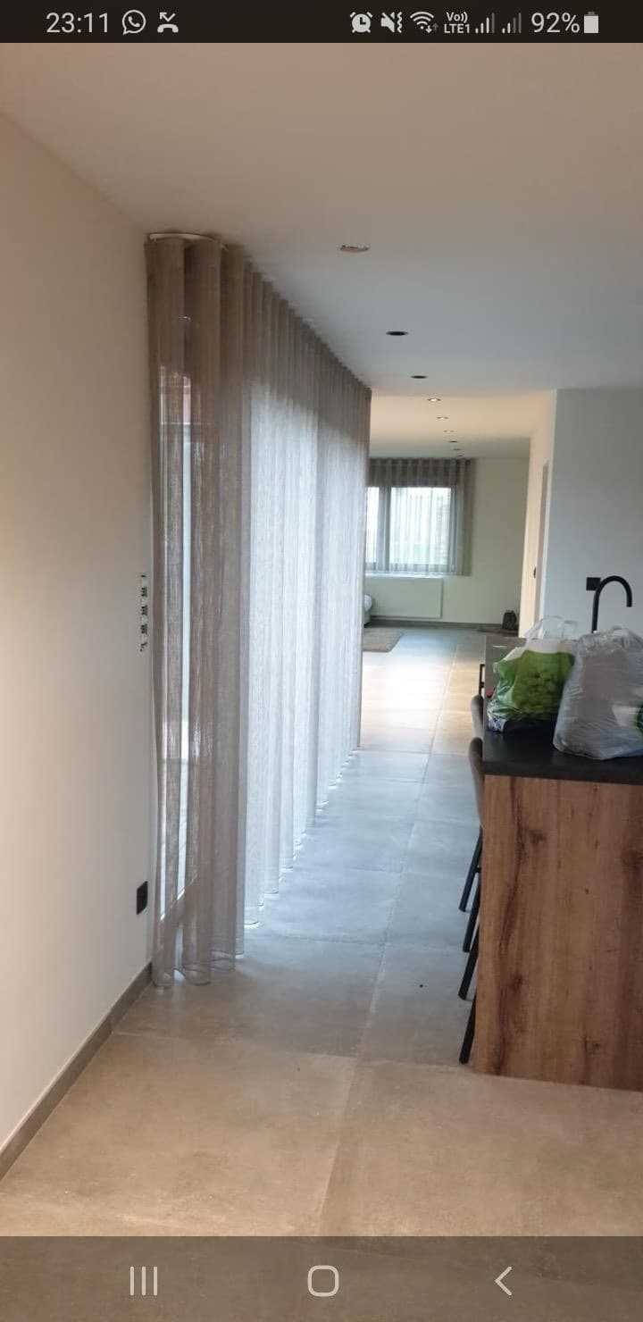 Lichtdoorlatende gordijnen langs een raampartij in een gang - Sin-tex gordijnen en raamdecoratie, Heusden-Zolder