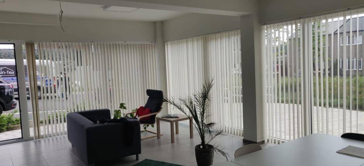 Witte verticale lamellen in een lichte woonkamer - Sin-tex gordijnen en raamdecoratie, Heusden-Zolder