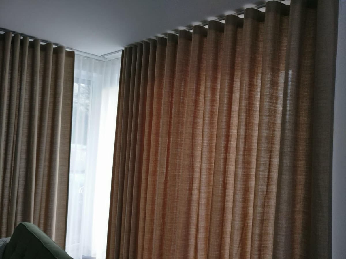 Bruine overgordijnen en witte vitrage voor een hoog raam - Sin-tex gordijnen en raamdecoratie, Heusden-Zolder