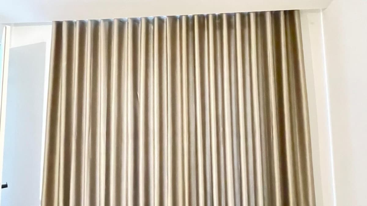 Beige overgordijnen met golfplooi voor een breed raam - Sin-tex gordijnen en raamdecoratie, Heusden-Zolder