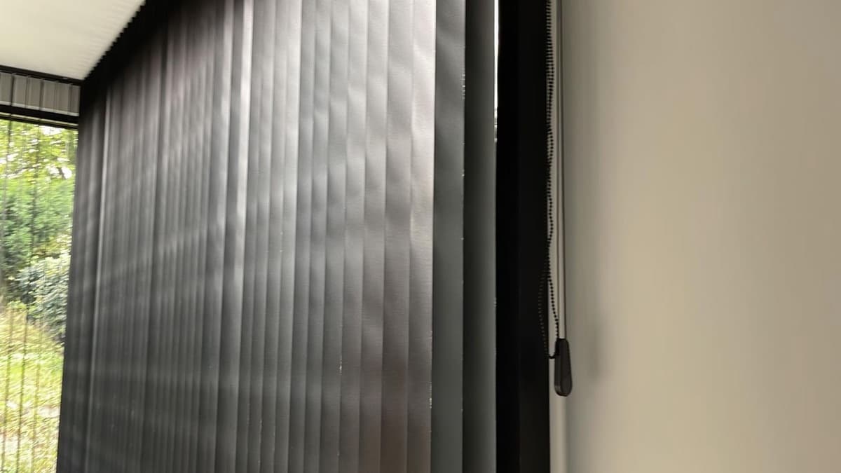 Donkergrijze verticale lamellen van dichtbij - Sin-tex gordijnen en raamdecoratie, Heusden-Zolder