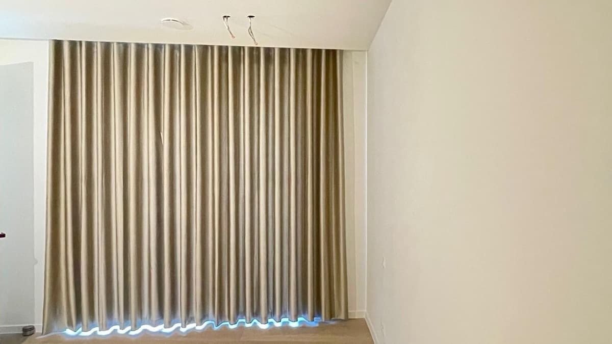 Beige overgordijnen van plafond tot vloer - Sin-tex gordijnen en raamdecoratie, Heusden-Zolder