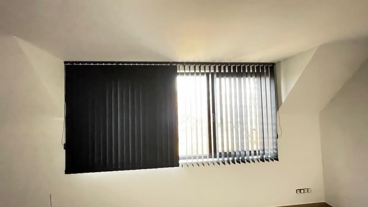 Zwarte verticale lamellen voor een raam onder een schuin dak - Sin-tex gordijnen en raamdecoratie, Heusden-Zolder