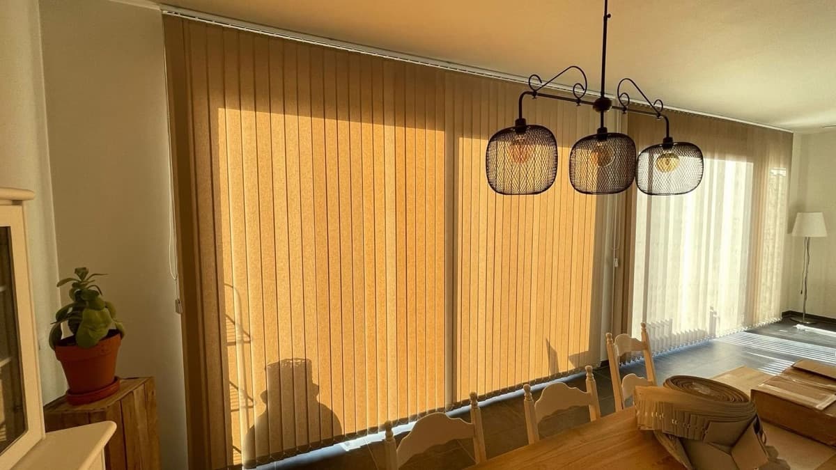 Okergele verticale lamellen in een eetkamer vol zonlicht - Sin-tex gordijnen en raamdecoratie, Heusden-Zolder