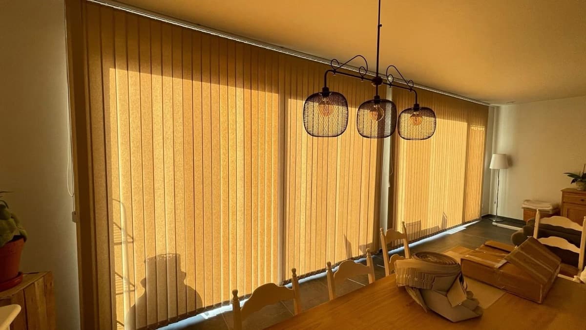 Okergele verticale lamellen voor een brede raampartij - Sin-tex gordijnen en raamdecoratie, Heusden-Zolder