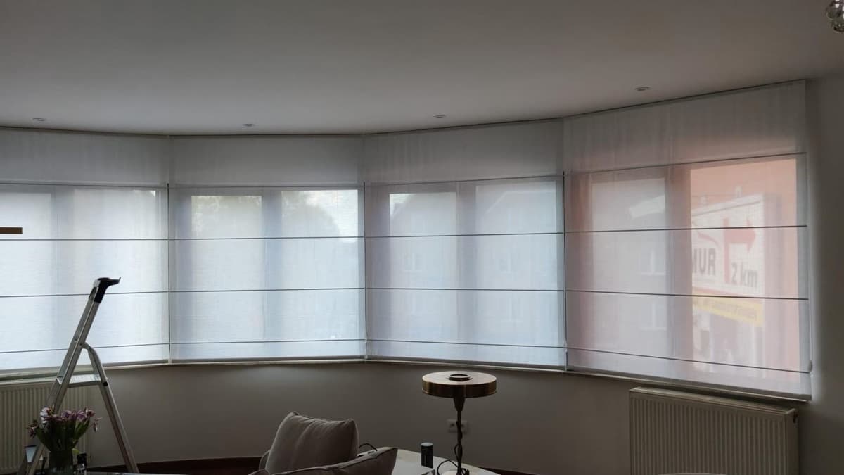 Witte vouwgordijnen in een ronde erker - Sin-tex gordijnen en raamdecoratie, Heusden-Zolder