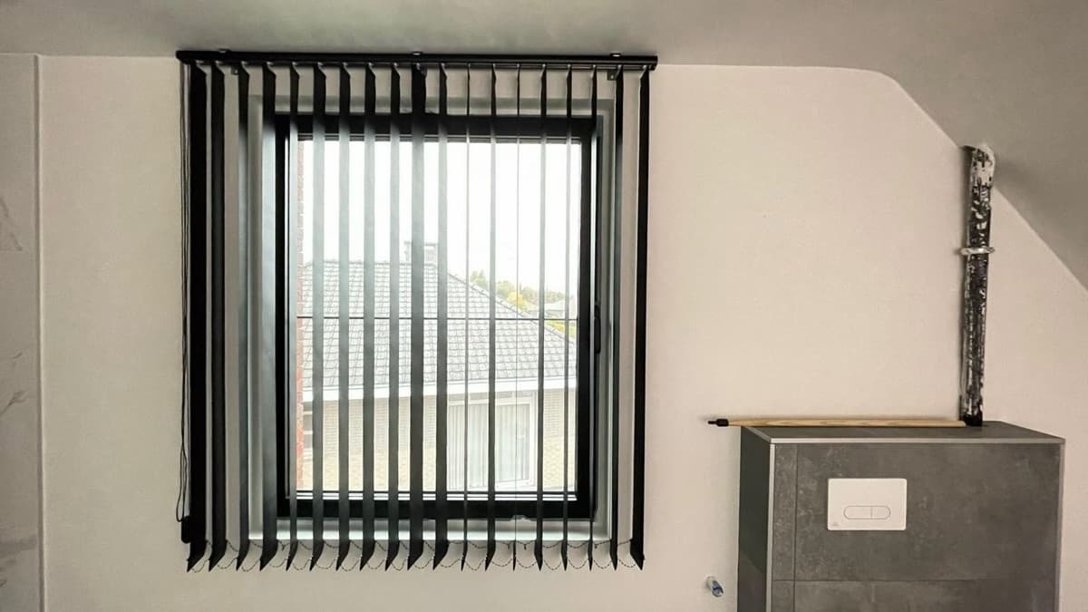 Zwarte verticale lamellen voor een smal raam - Sin-tex gordijnen en raamdecoratie, Heusden-Zolder