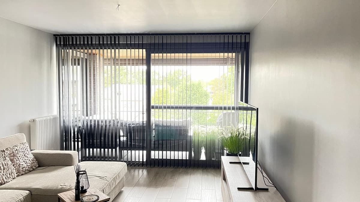 Zwarte verticale lamellen voor een raam naar het balkon - Sin-tex gordijnen en raamdecoratie, Heusden-Zolder