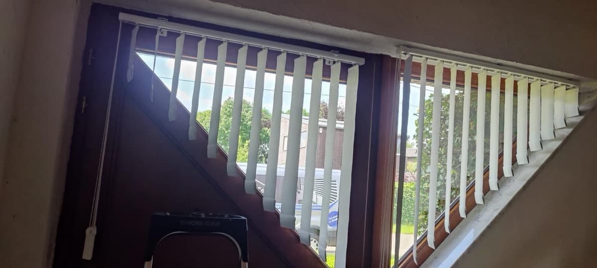 Verticale lamellen op maat voor een schuin raam - Sin-tex gordijnen en raamdecoratie, Heusden-Zolder