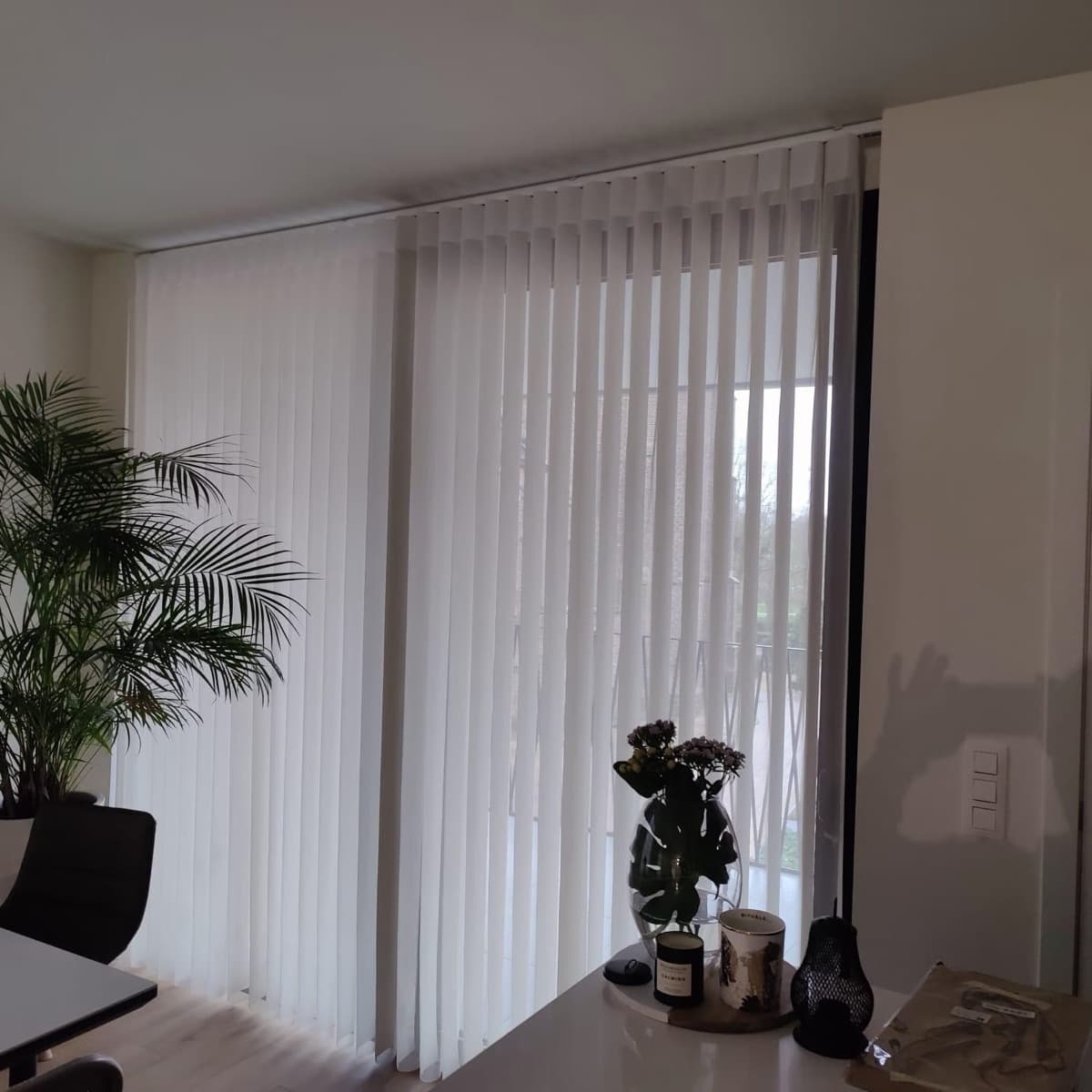 Witte verticale lamellen voor een raam naar het terras - Sin-tex gordijnen en raamdecoratie, Heusden-Zolder
