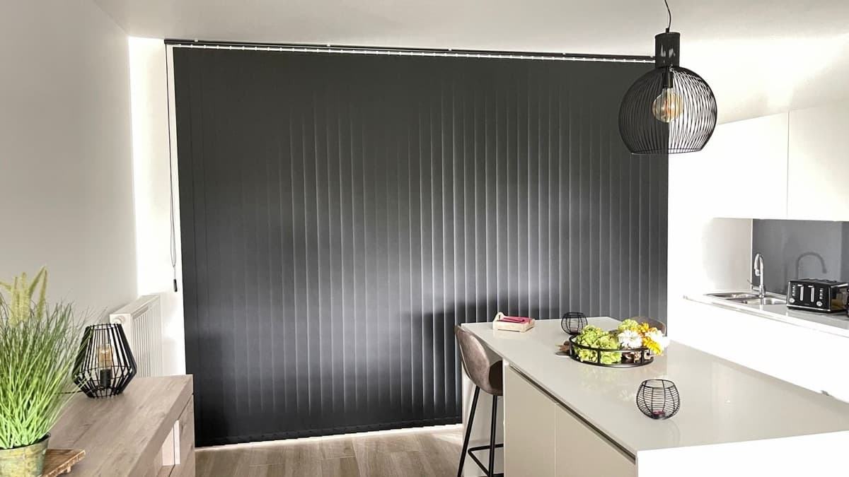 Gesloten donkergrijze verticale lamellen in een keuken - Sin-tex gordijnen en raamdecoratie, Heusden-Zolder