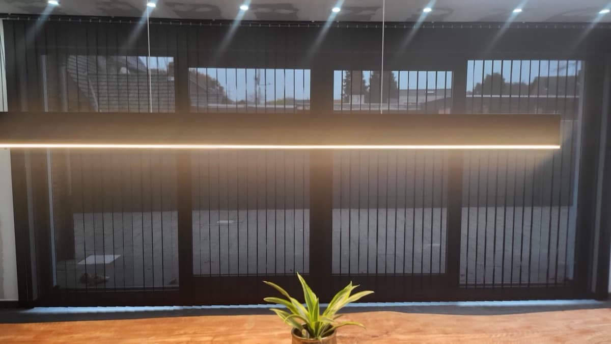Antraciet lamellen over een volledige glaswand - Sin-tex gordijnen en raamdecoratie, Heusden-Zolder