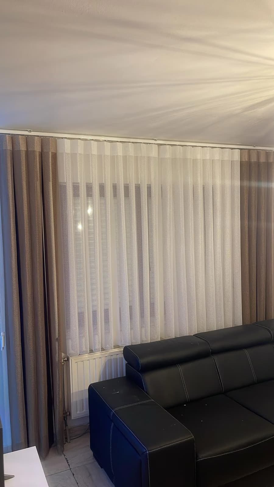 Lichte lamellen achter een zithoek in de woonkamer - Sin-tex gordijnen en raamdecoratie, Heusden-Zolder