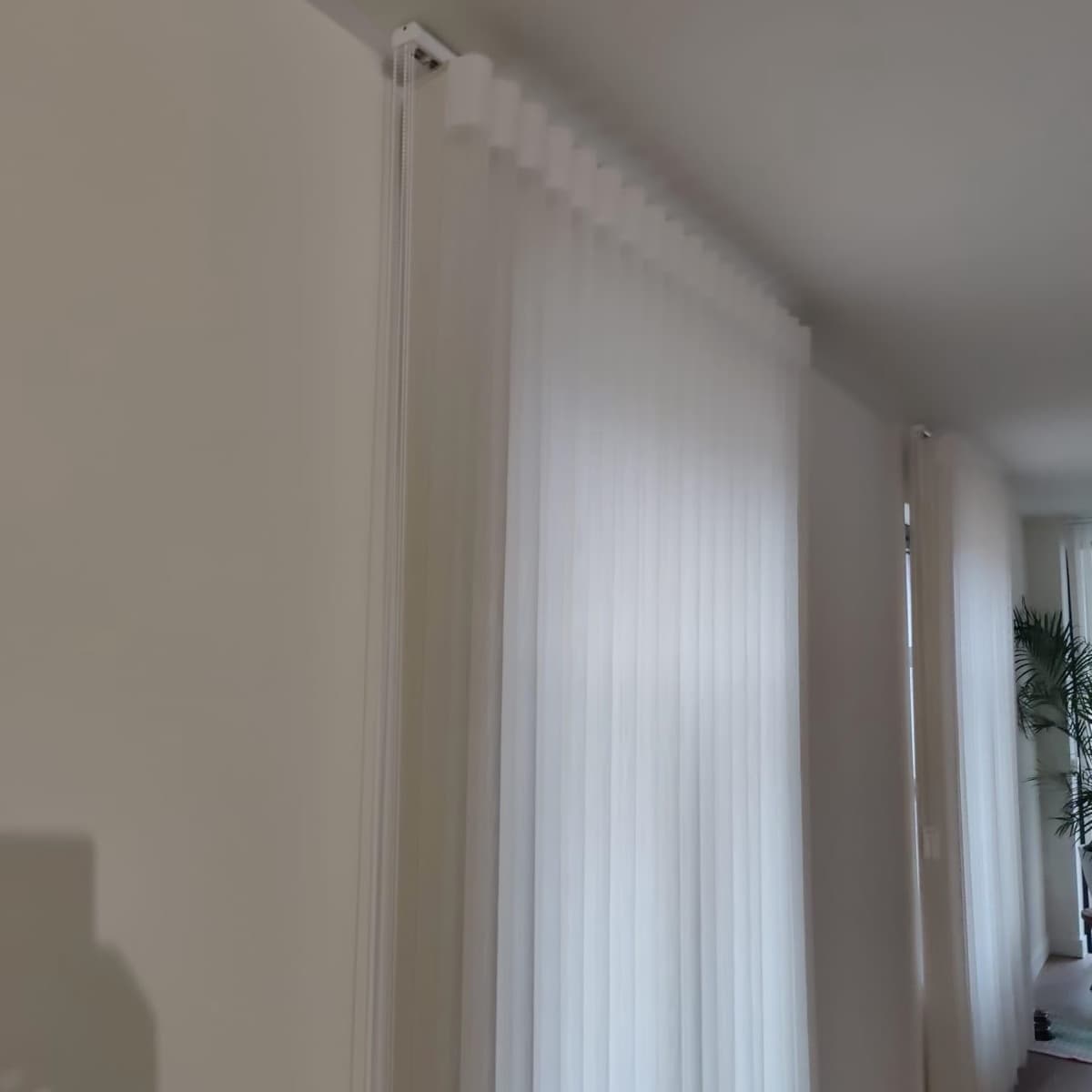 Witte stoffen lamellen langs een raampartij - Sin-tex gordijnen en raamdecoratie, Heusden-Zolder