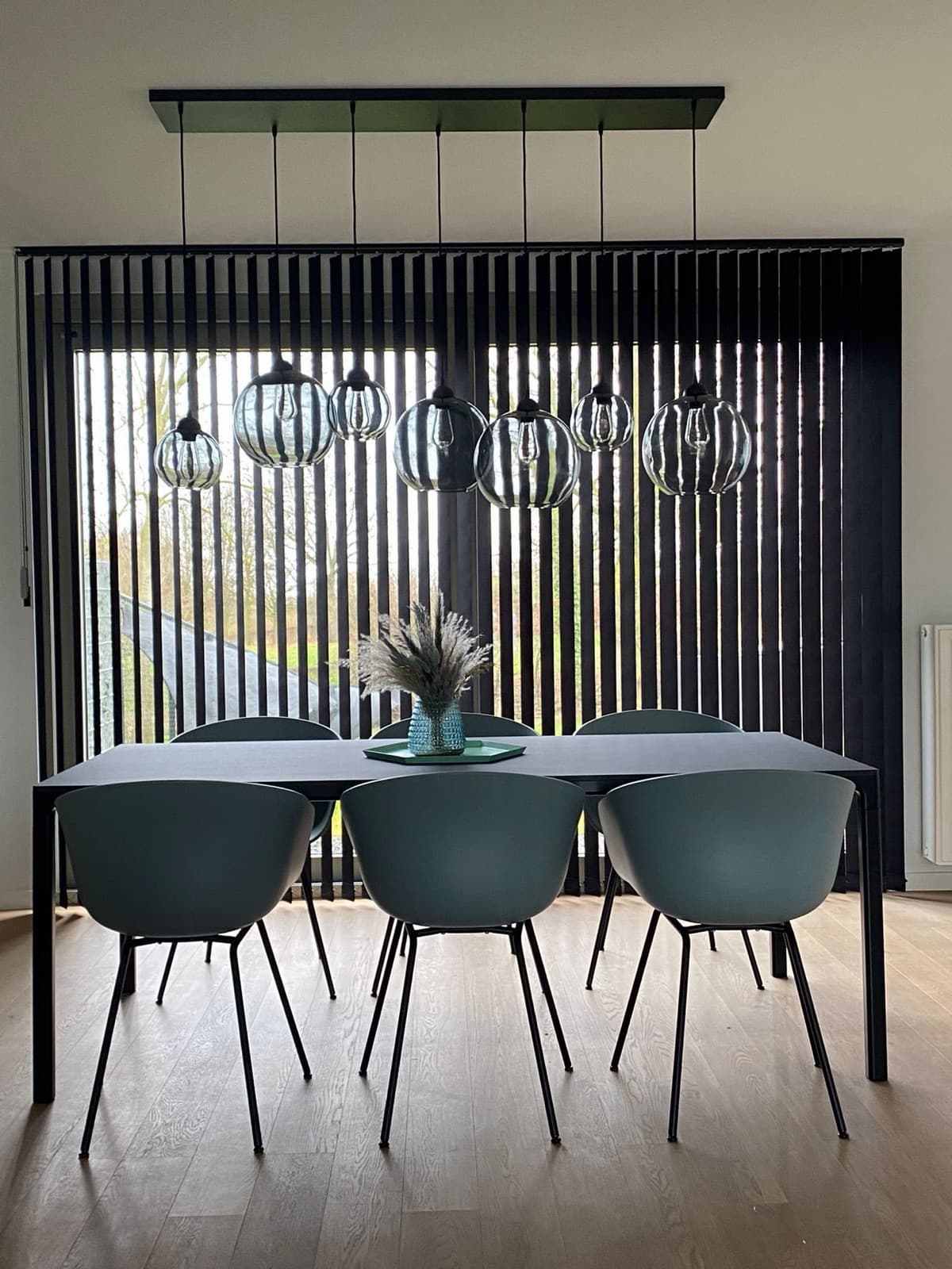 Zwarte verticale lamellen achter een eettafel - Sin-tex gordijnen en raamdecoratie, Heusden-Zolder