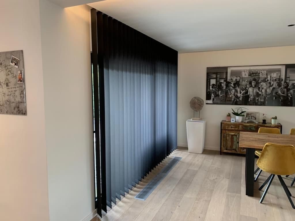 Donkere verticale lamellen voor een hoekraam in de woonkamer - Sin-tex gordijnen en raamdecoratie, Heusden-Zolder