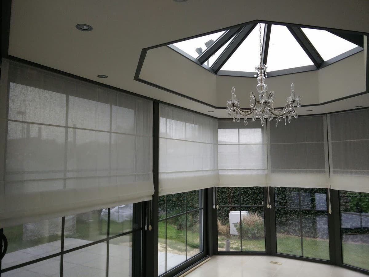 Elegante witte vouwgordijnen in een moderne woonkamer