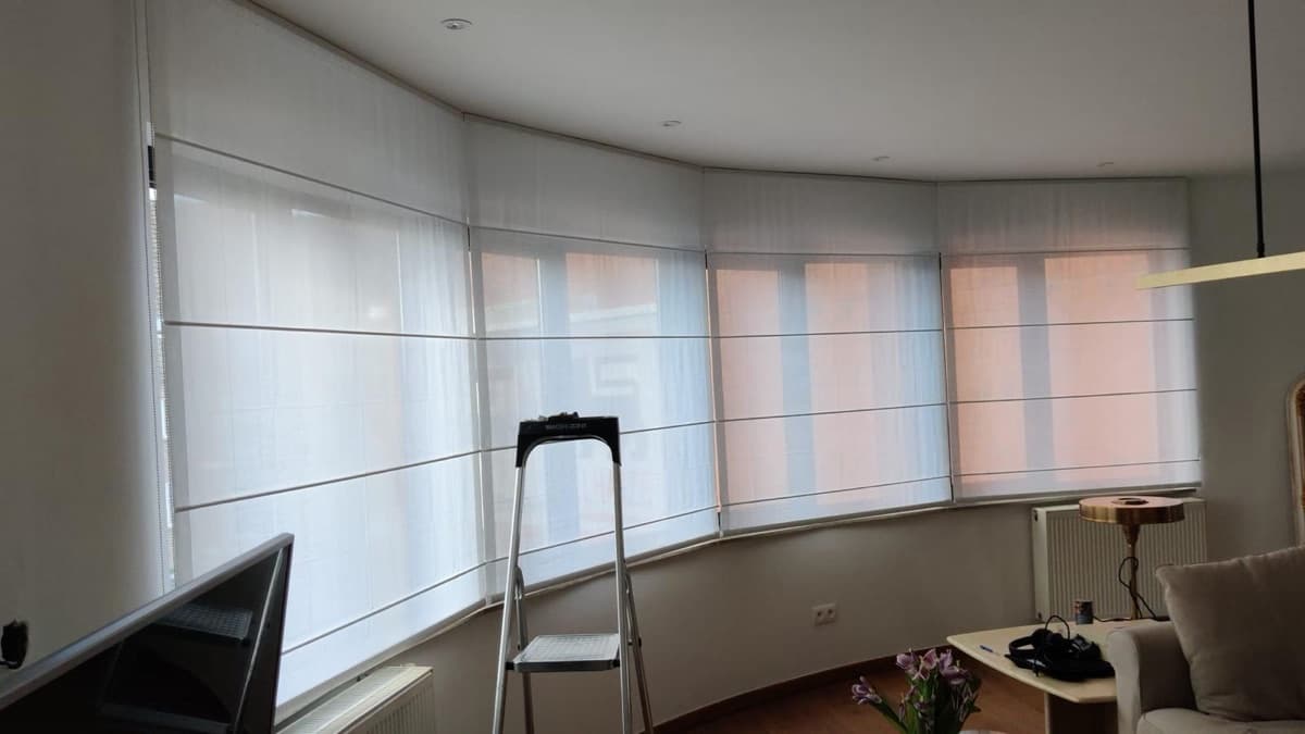 Lichtdoorlatende vouwgordijnen met decoratieve baleinen